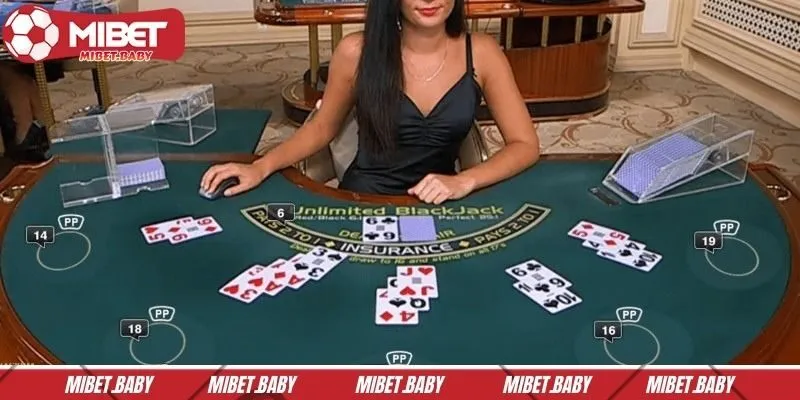 Đối đầu với dealer xinh đẹp qua game bài blackjack 